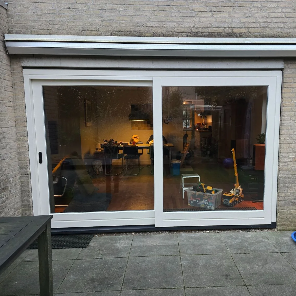 Nieuwe kozijnen met HR++ glas geplaatst in een woning