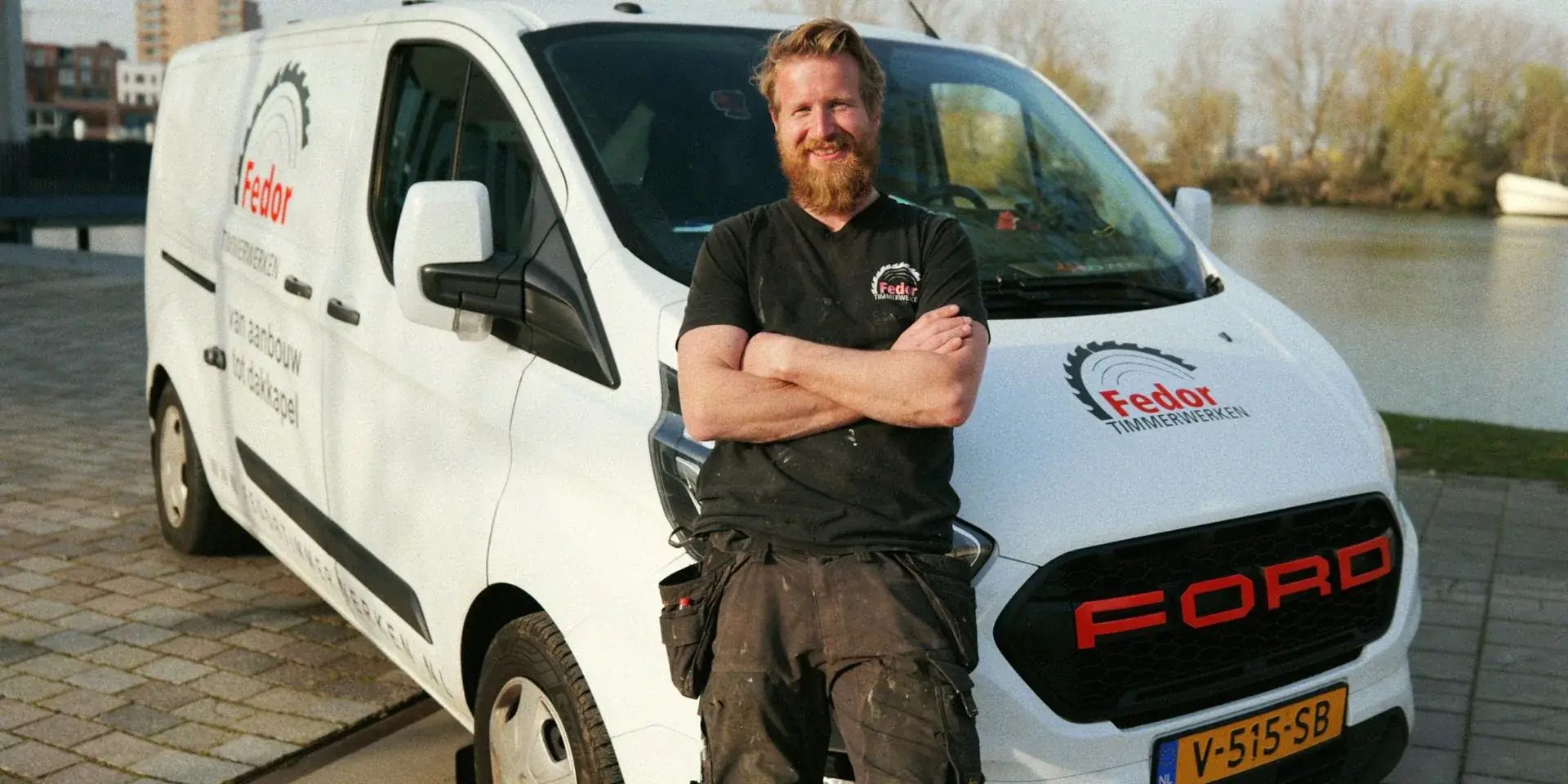 Fedor de Vries voor de bedrijfsbus van Fedor Timmerwerken